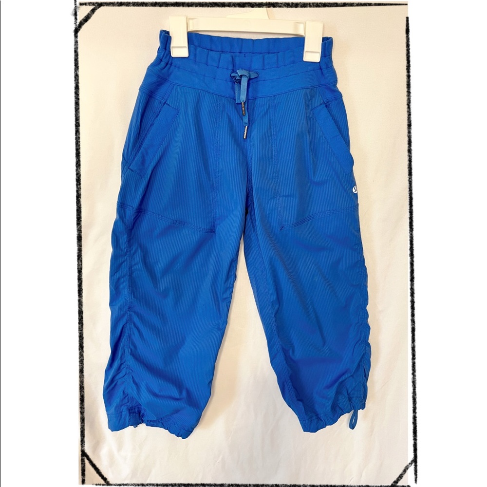 Lululemon athletica size 4 blue capri activewear pants.